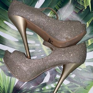🌸Quipid Light gold heels platform.🌸
